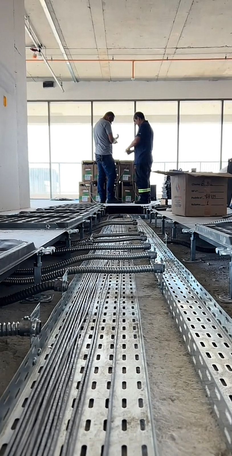 Instalação de infraestrutura de calhas de piso para cabeamento de rede